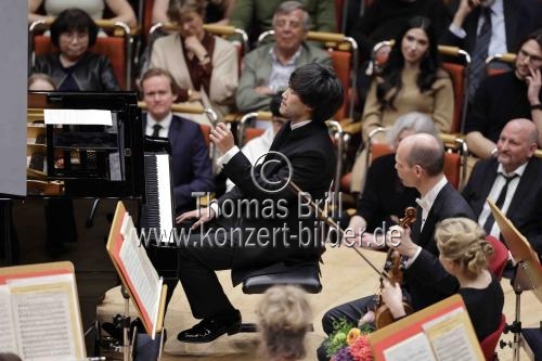 Kanadische Pianist Bruce Liu gastiert in Begleitung des Philharmonia Orchestra unter der Leitung des finnischen Dirigenten Santtu-Matias Rouvali mit dem Werk von Sergej Rachmaninow 